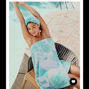 🎄🎄Beautiful Victoria secret Pink bath wrap towel, great Xmas gift!